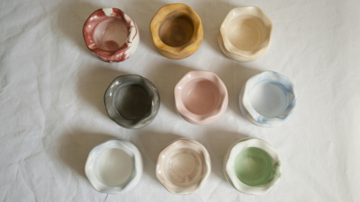 Descubre la cerámica contemporánea y su equilibrio entre arte y diseño práctico. Aprende técnicas modernas en los talleres de Barbotina en Madrid.