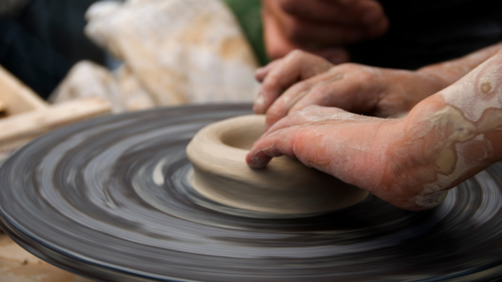 Aprende a trabajar en torno en nuestro taller en Madrid. Descubre la magia de transformar barro en piezas únicas y vive una experiencia creativa en Barbotina.
