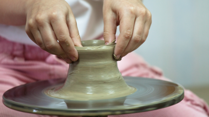 Descubre las técnicas de torno en cerámica con nuestras clases en Madrid. Aprende desde cero o perfecciona tu técnica en un entorno creativo en Barbotina.