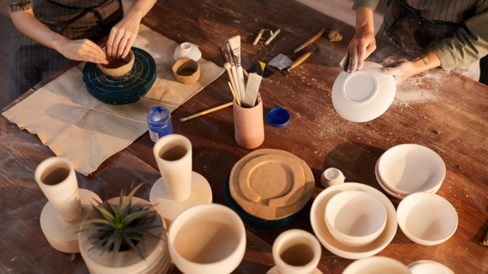 Descubre los talleres creativos de cerámica de Barbotina en Madrid. Una experiencia artística abierta, relajante y sin juicios.